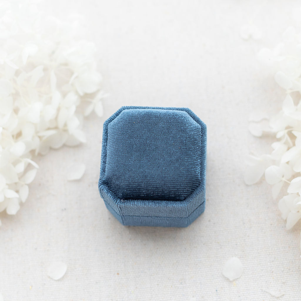 Engagement ring Box Blue velvet Closed