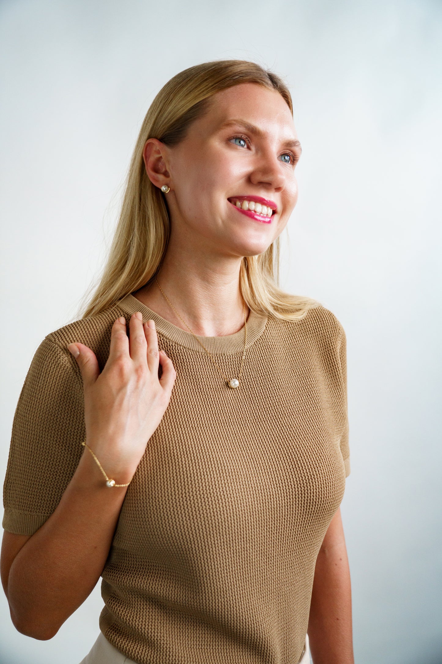 ADAGIO CRESCENT NINE-2-FIVE PEARL NECKLACE GOLD