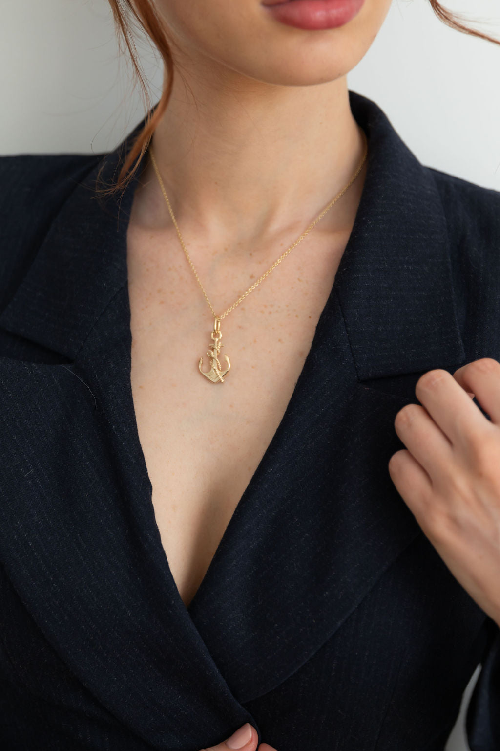 Anchor with rope gold jewellery pendant on fashion model