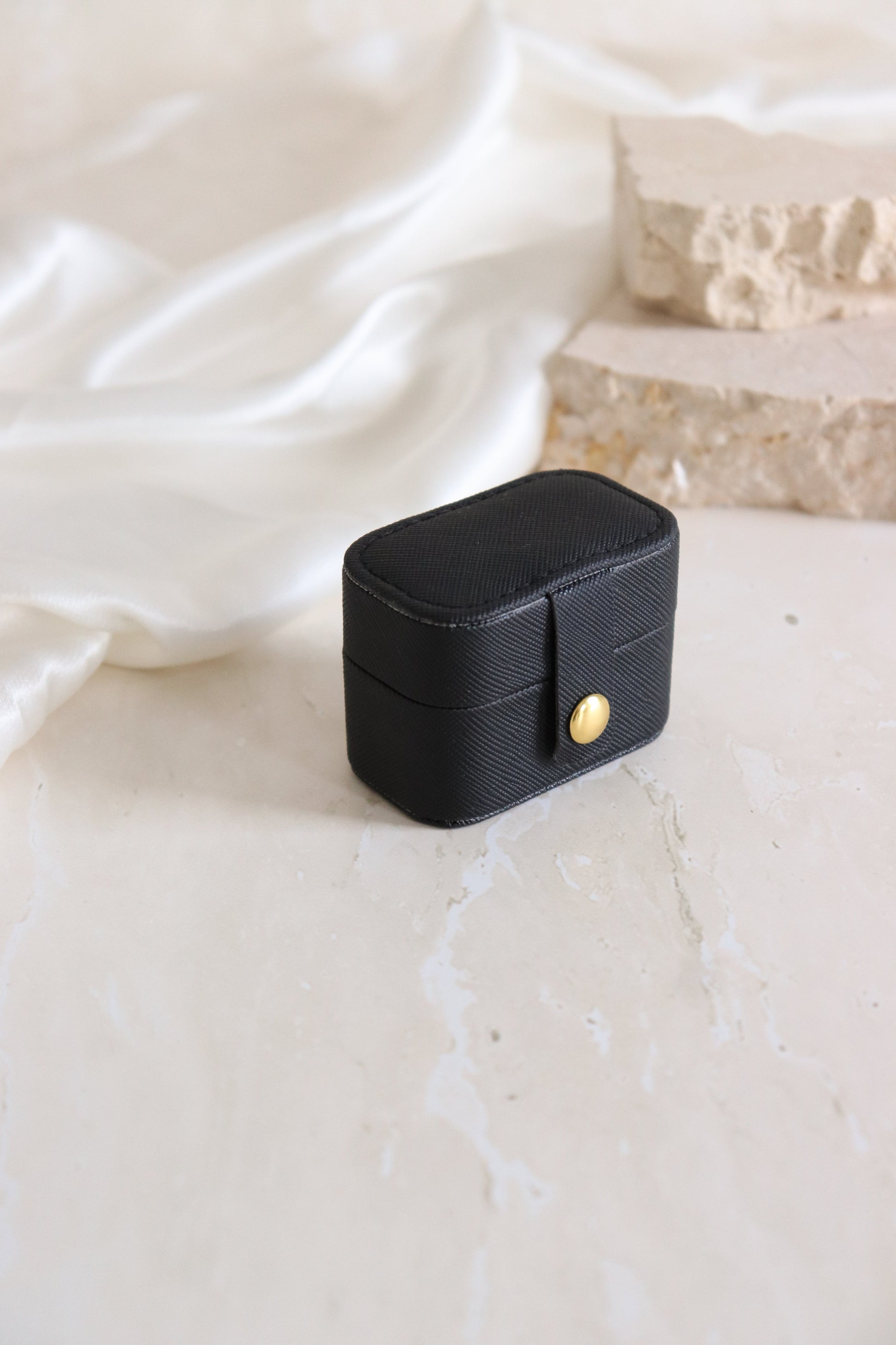black mini travel ringbox closed