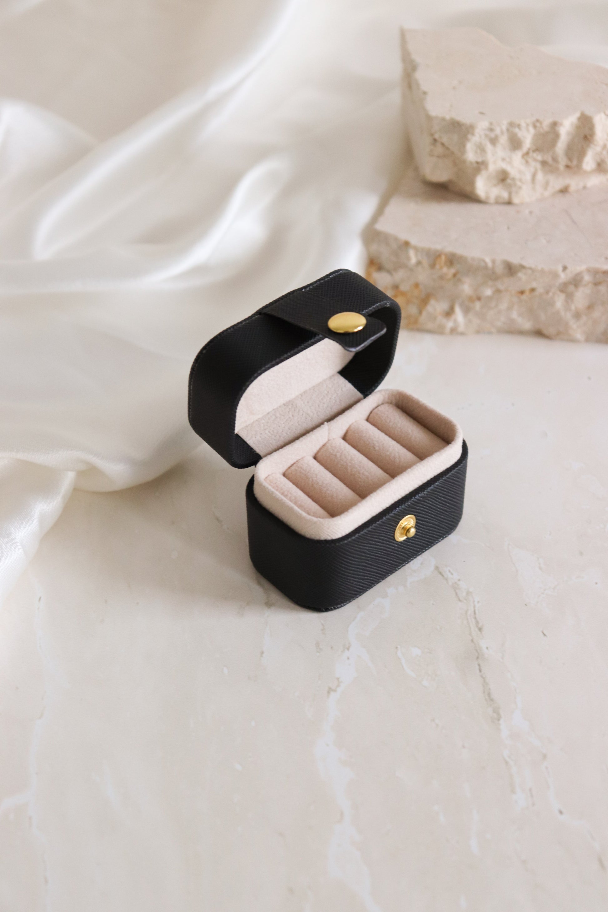 black mini travel ringbox open